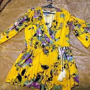 Umgee quarter sleeve/ shorts floral romper. Size large